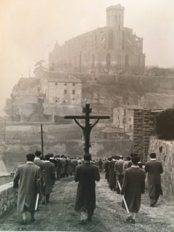 1953:  Fidels de les Congregacions Marianes sortint de la Cova de Sant Ignasi. (Foto enviada per Ramon Fontdevila i Subirana)
