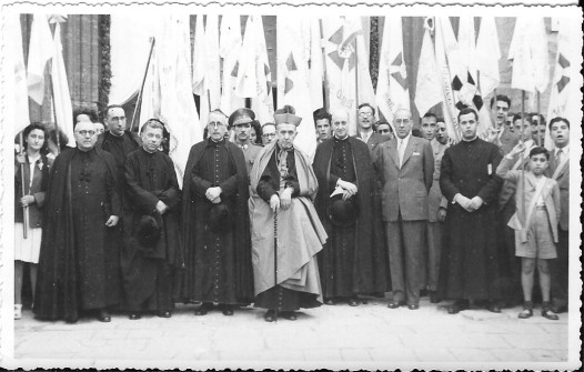1952:  Acte multitudinari d’exaltació de Josefina Vilaseca, a la baixada de la Seu, amb la presència del bisbe de Vic, i amb les banderes d’Acció Catòlica. (Foto enviada per Ignasi Perramon)