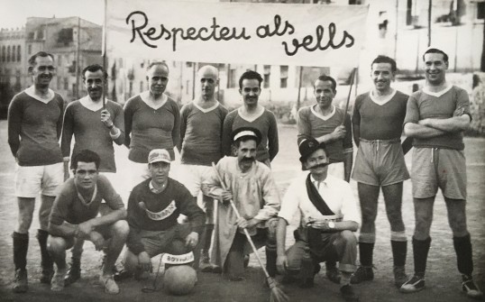 1956:  Partit de futbol dels treballadors de Can Jorba, joves contra grans. Festa patronímica. (Foto enviada per Pura Travé)