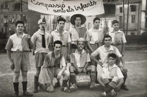1956:  Partit de futbol dels treballadors de Can Jorba, joves contra grans. Festa patronímica. (Foto enviada per Pura Travé)