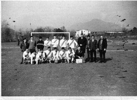 1966:  Equip de la Salle Manresa al camp del Pare Ignasi Puig. (Foto enviada per Judit Feixó Munoz)
