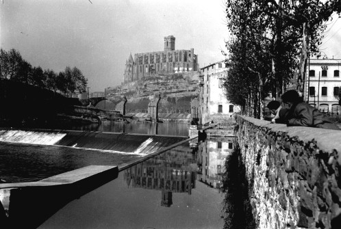 1944:  El Pont Vell destruït vist des del canal de la fàbrica . (Foto enviada per Ricard Cucurella Serra)