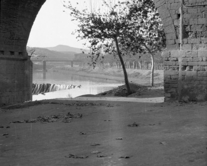 1936:  A primer terme, el Pont Vell. Al fons, la pasarel·la de l'estació del Nord. (Autor: Albert Torra Ferrer. Foto enviada per Montserrat Torra Puigdellívol)