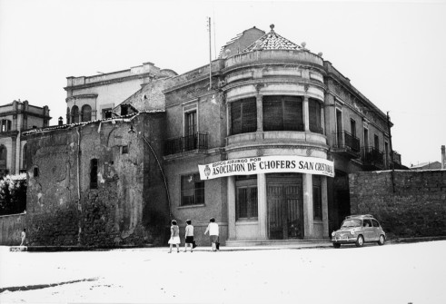 1965 aprox.:  Edifici adquirit per l'"Asociación de Chofers San Cristóbal". (Autor: Antoni Quintana Torres. Foto enviada per Jaume Quintana)