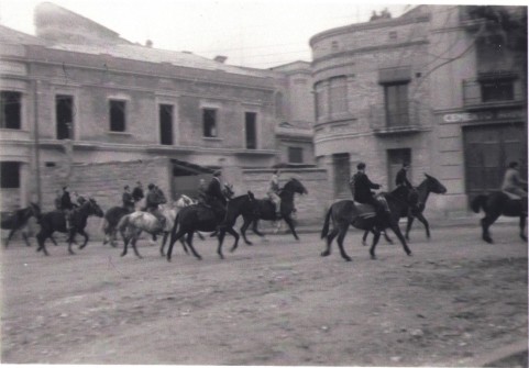 1943:  Festa de Sant Antoni, a l'actual Plaça de Sant Jordi. (Foto enviada per Joan Lladó Casals)