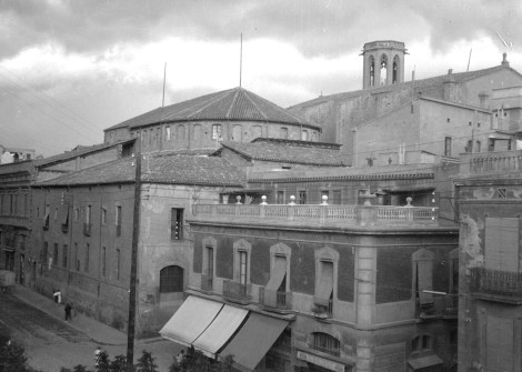 1936:  Carrer de Jaume I. Observi's el Teatre Conservatori i el campanar de l'església de Sant Pere Màrtir. (Autor: Albert Torra Ferrer. Foto enviada per Montserrat Torra Puigdellívol)
