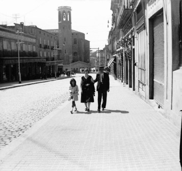 1928-29:  Muralla del Carme. Al fons, l'església de Sant Pere Màrtir, enderrocada el 1936. (Foto enviada per Baltasar Vila-Masana Portabella)