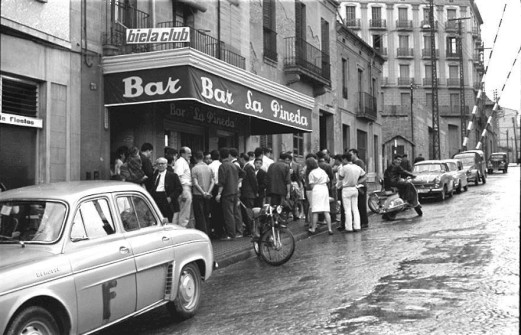 1969:  Bar La Pineda. Carrer d'Àngel Guimerà. (Autor: Antoni Quintana Torres. Foto enviada per Jaume Quintana)