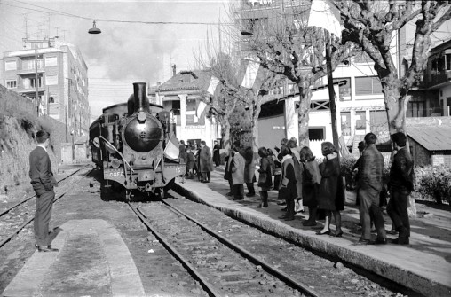 1968-69:  Tren de vapor, al baixador de l'actual pàrquing Saclosa. (Autor: Antoni Quintana Torres. Foto enviada per Jaume Quintana)