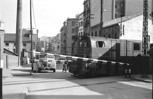 1986:  L'antic pas a nivell al carrer d'Àngel Guimerà. Al fons, el Passeig. (Autor: Antoni Quintana Torres. Foto enviada per Jaume Quintana)