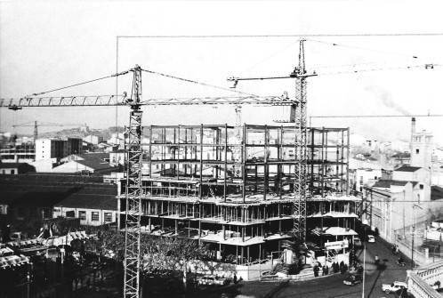 1971:  Construcció de l'edifici de la Caixa de Manresa, a la Bonavista. (Foto enviada per Ian Miller)
