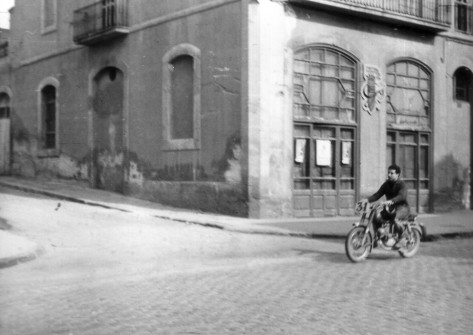 1964:  Cruïlla ctra. de Cardona-carrer del Dos de Maig. (Foto enviada per Montserrat Torra Puigdellívol)