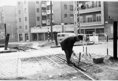 1965:  Retirada de la via del tren al carrer de Francesc Moragas. (Autor: Antoni Quintana Torres. Foto enviada per Jaume Quintana)