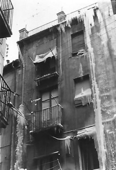 Gener del 1971:  Candeleres de gel als balcons del carrer de les Barreres. (Foto enviada per Ma Victòria Jorba Barbé)