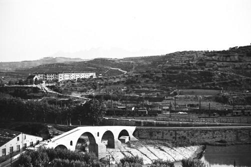 1961:  Pont Vell. Al fons, les cases de La Guia. (Autor: Albert Torra Ferrer. Foto enviada per Montserrat Torra Puigdellívol)