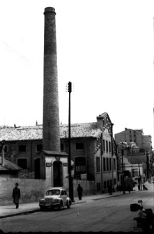 9  març 1957. Carrer Guimerà de Manresa amb la xemeneia de la fàbrica Lluvià on ara hi ha l'edifici de Manresa Centre. Foto: Josep Pla Casasayas.