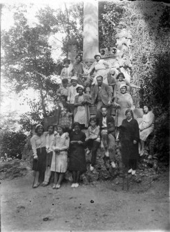 Grup de manresans a Montserrat fotografiats el 1925 en el monument del Via Crucis dedicat a la “Segona estació: Jesús porta la Creu”. Arxiu familiar Duocastella Pla.