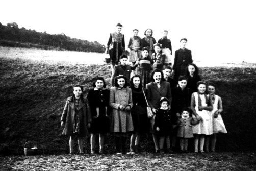13 febrer 1947. Excursió al Suanya pel dijous llarder dels alumnes de l'Acadèmia Pla. Foto: Josep Pla Casasayas.