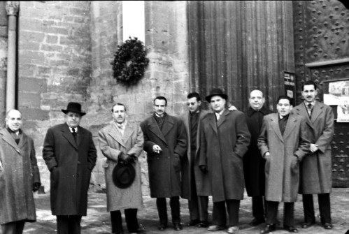 Març 1957.  Festa Premsa. Fotografia feta davant el portal de Santa Maria de la Seu de Manresa. Foto: Josep Pla Casasayas.