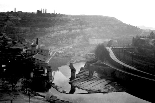 11  març 1957. Vista Pont Vell de Manresa encara per reconstruir. Foto: Josep Pla Casasayas.