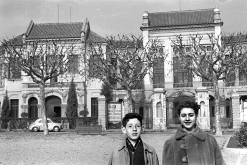18 marc 1957. Honori i Maria Pilar Pla Alloza davant del Institut Lluís de Peguera. Foto: Josep Pla Casasayas