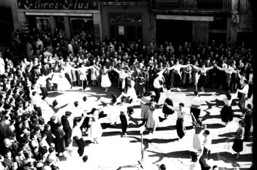7  març 1957. Concurs de sardanes a la plaça Major de Manresa. Foto: Josep Pla Casasayas.