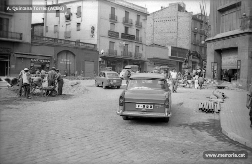 Muralla Sant Domènec-Plaça de Sant Domènec. Davant de Can Jorba, abans de la pavimentació, encara amb les llambordes. Juny 1970. (Fotografia: Antoni Quintana Torres/Arxiu Comarcal del Bages).