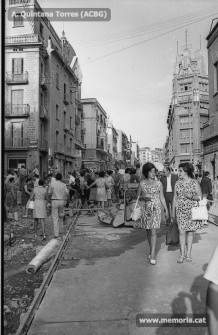 Muralla de Sant Domènec-Plaça de Sant Domènec. La pavimentació s’aprecia en aquest tram, al semàfor entre el Teatre Conservatori i el Passeig de Pere III. Juny 1970. (Fotografia: Antoni Quintana Torres/Arxiu Comarcal del Bages)
