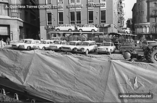 Muralla de Sant Domènec-Plaça de Sant Domènec. Un remolc amb cotxes, al davant de les obres. Juny 1970. (Fotografia: Antoni Quintana Torres/Arxiu Comarcal del Bages).