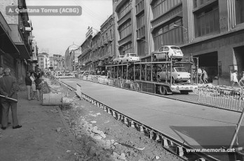 Muralla de Sant Domènec-Plaça de Sant Domènec. Un remolc amb cotxes, al davant de les obres. Juny 1970. (Fotografia: Antoni Quintana Torres/Arxiu Comarcal del Bages).