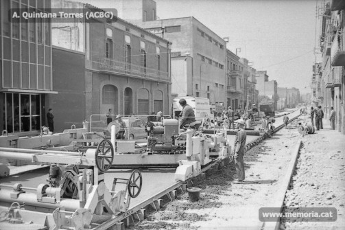 Carretera de Vic. Sector del Pont de Ferro, el tren de formigó treballant. (Fotografia: Antoni QuintanaTorres/Arxiu Comarcal del Bages).