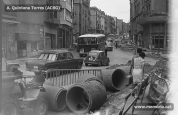 Carretera de Cardona. Canonades en la cruïlla amb la Muralla, esperant ser col·locades. Juliol 1970. (Fotografia: Antoni Quintana Torres/Arxiu Comarcal del Bages).