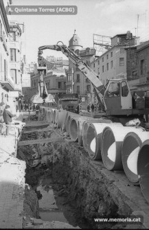 Carretera de Cardona. Obres d’instal·lació de les canonades al primer tram, des de Sant Domènec. Juny-juliol 1970. (Fotografia: Antoni Quintana Torres/Arxiu Comarcal del Bages).