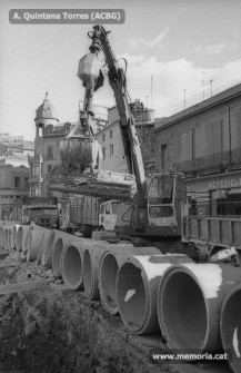 Carretera de Cardona. Obres d’instal·lació de les canonades al primer tram, des de Sant Domènec. Juny-juliol 1970. (Fotografia: Antoni Quintana Torres/Arxiu Comarcal del Bages).