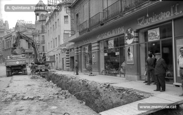 Carretera de Cardona. Treballs davant la botiga de bicicletes i motocicletes Cantarell. Juliol 1970. (Fotografia: Antoni Quintana Torres/Arxiu Comarcal del Bages).