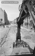Carretera de Vic. Una excavadora retira les llambordes a la zona de la Bonavista. Maig 1970. (Fotografia: Antoni Quintana Torres/Arxiu Comarcal del Bages)