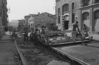 Carretera de Cardona. La pavimentació en marxa, amb alguns treballs previs. Juliol 1970. (Fotografia: Antoni Quintana Torres/Arxiu Comarcal del Bages).
