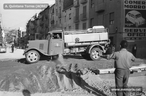 Carretera de Cardona. Un camió municipal remulla el terreny durant les obres. Juliol 1970. (Fotografia: Antoni Quintana Torres/Arxiu Comarcal del Bages).