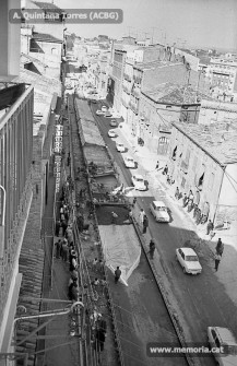 Carretera de Vic. Rails instal·lats per facilitar la feina del tren de formigó. Maig 1970. (Fotografia: Antoni Quintana Torres/Arxiu Comarcal del Bages).