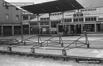 Carretera de Cardona. Els rails ubicats davant de la benzinera Carné. Juliol 1970. (Fotografia: Antoni Quintana Torres/Arxiu Comarcal del Bages).