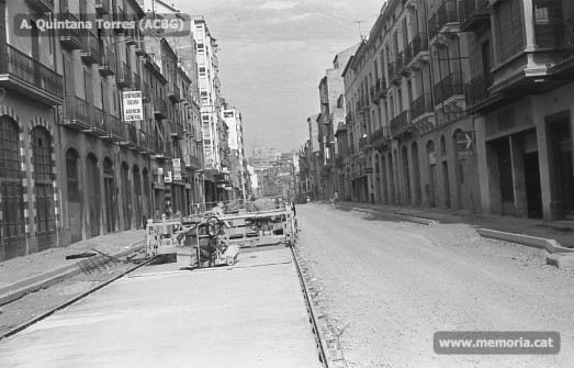 Carretera de Cardona. El tren de formigó ocupat en col·locar les plaques a la banda esquerra del vial. Juliol 1970. (Fotografia: Antoni Quintana Torres/Arxiu Comarcal del Bages).