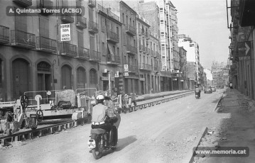 Carretera de Cardona. El tren de formigó ocupat en col·locar les plaques a la banda esquerra del vial. Juliol 1970. (Fotografia: Antoni Quintana Torres/Arxiu Comarcal del Bages).