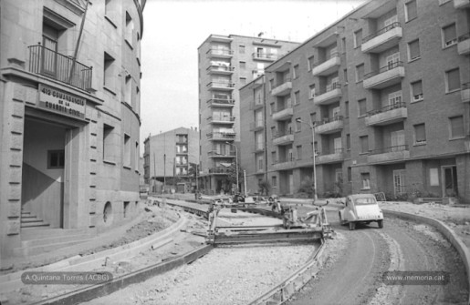 Carretera de Cardona. El tren de formigó davant de l’edifici de la caserna de la Guàrdia Civil. Agost 1970. (Fotografia: Antoni Quintana Torres/Arxiu Comarcal del Bages).