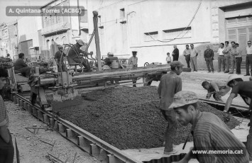 Carretera de Vic. Imatges del tren de formigó treballant. Maig-juny 1970. (Fotografia: Antoni Quintana Torres/ Arxiu Comarcal del Bages).