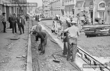 Carretera de Vic. Imatges del tren de formigó treballant. Maig-juny 1970. (Fotografia: Antoni Quintana Torres/ Arxiu Comarcal del Bages).