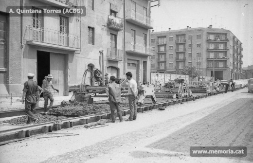 Carretera de Vic, entre el Pont de Ferro i la Bonavista. El tren de formigó en acció. Maig 1970. (Fotografia: Antoni Quintana Torres/Arxiu Comarcal del Bages).