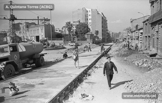 Carretera de Vic. Els rails a la zona de la Bonavista, amb la torre del Soler del Blanqueig al darrere. Maig 1970. (Fotografia: Antoni Quintana Torres/Arxiu Comarcal del Bages).
