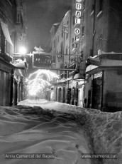 El carrer del Born des de la Plana de l’Om durant la gran nevada de l’hivern del 1962. 26/12/1962. (Fotografia: Arxiu Comarcal del Bages).