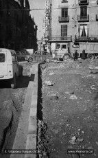 Col·locació de les voreres del trams del carrer d’Alfons XII confluència amb la plaça de la Plana de l’Om. Aquesta imatge es va publicar al diari “Manresa” el 4 de desembre de 1969. (Fotografia: Enric Villaplana Vargas/Arxiu Comarcal del Bages).