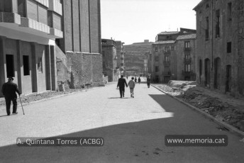 Aquestes fotografies van sortir publicades el dia 2 d’abril de 1970 al diari “Manresa” en una pàgina gràfica recordatòria del procés d’obres d’obertura i urbanització del nou carrer d’Alfons XII. (Fotografia: Antoni Quintana Torres/Arxiu Comarcal del Bages).